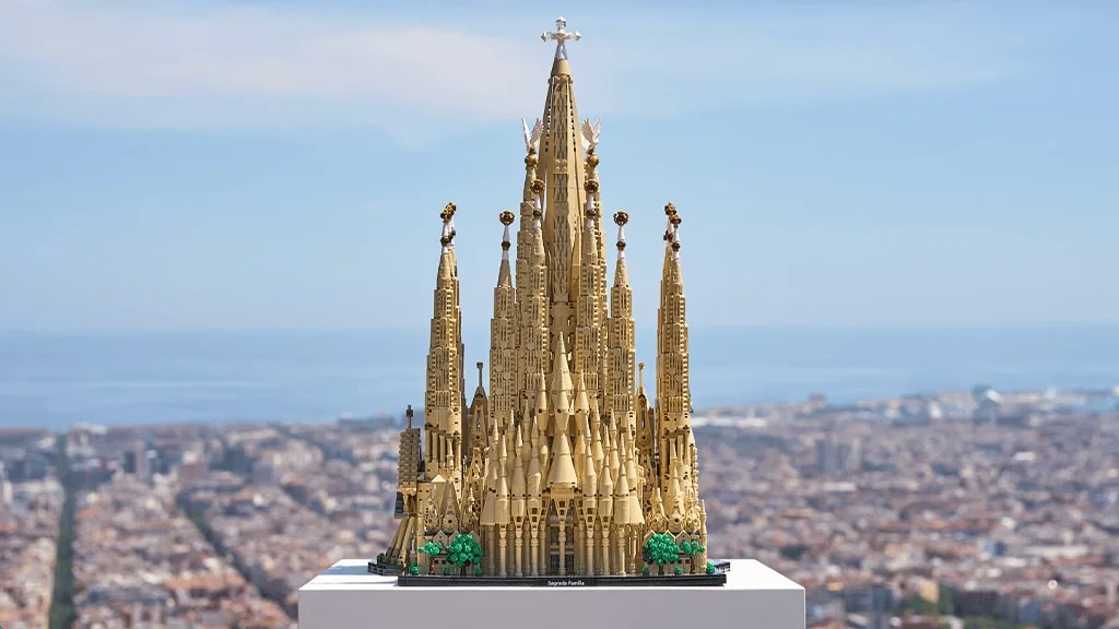 LEGO выпустил Sagrada Família — 12 000 деталей для фаната архитектуры