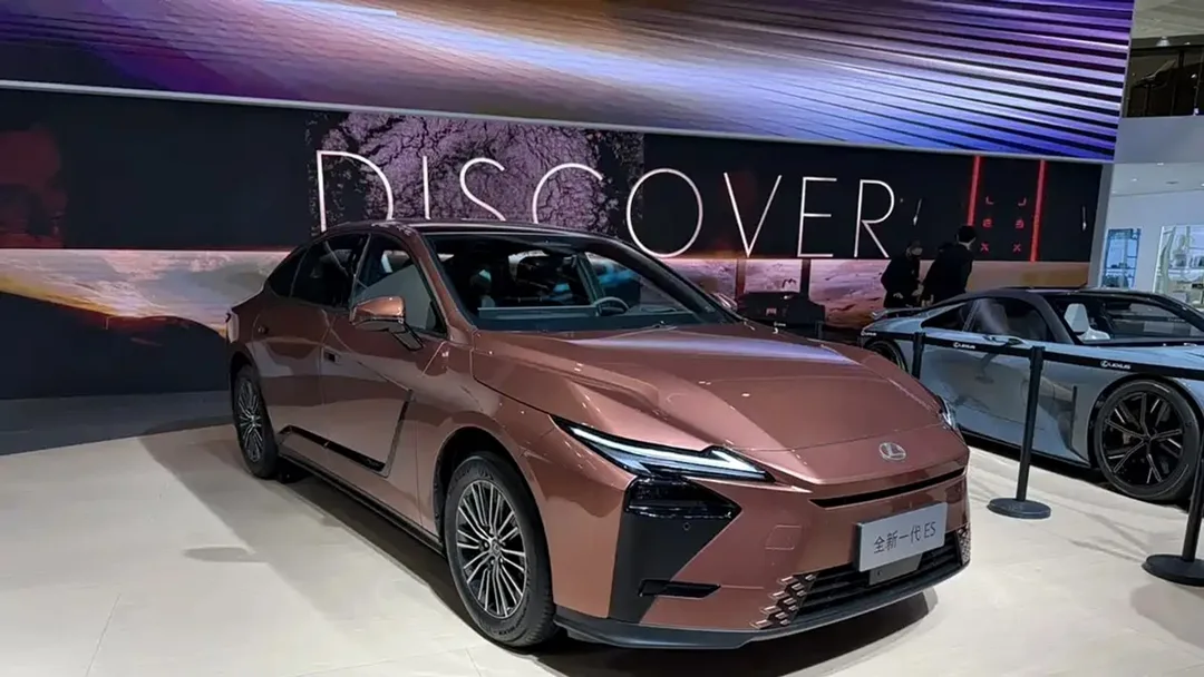 Lexus ES нового поколения: гибрид и электро — статусный подарок