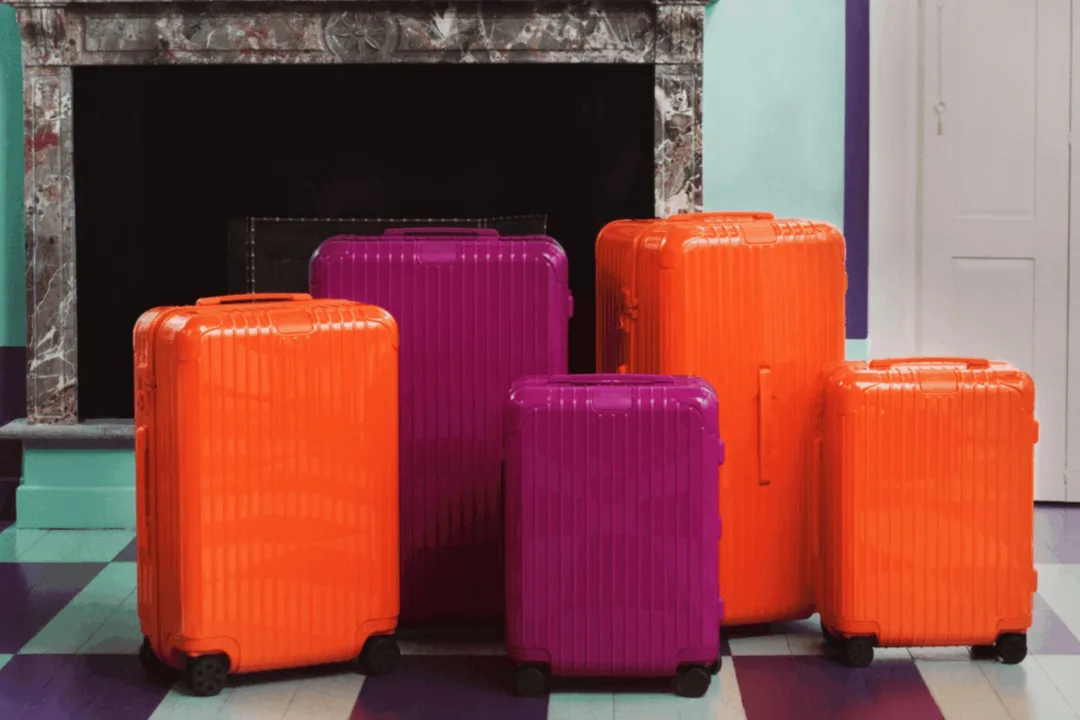 RIMOWA выпустила чемоданы в ярких цветах — подарок путешественнику